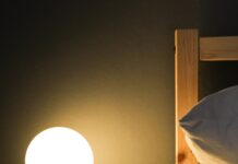 늦게까지 일해도 숙면하는 법 black digital alarm clock at 11 00