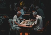 뇌 건강을 위한 5가지 치매 예방 방법 a group of older men playing a game of chess