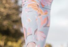 “작은 변화가 건강을 만든다: 걷기 열풍, 내 삶에 쉽게 더하는 방법” person wearing black and white nike shoes