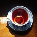 일상 속 대체요법, 건강한 삶을 위한 새로운 선택지로 주목 red liquid in clear drinking glass