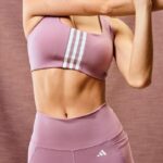 바쁜 일상 속 ‘마이크로 운동’, 건강 챙기는 새로운 트렌드로 부상 a woman in a sports bra top and leggings