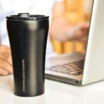 ‘마시는 습관’, 수분 섭취도 라이프스타일 따라 다르게… 일상 속 실천법 주목 a black coffee cup sitting next to a laptop