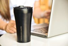 ‘마시는 습관’, 수분 섭취도 라이프스타일 따라 다르게… 일상 속 실천법 주목 a black coffee cup sitting next to a laptop