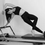 운동하는 직장인의 필수 코스: 거북목과 라운드 숄더 탈출을 위한 점심시간 50분의 기적 woman in black sports bra and black leggings doing yoga