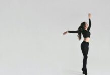 3분 만에 스트레스 ‘아웃’: 도파민과 세로토닌을 깨우는 댄스 테라피 woman in black sports bra and black leggings