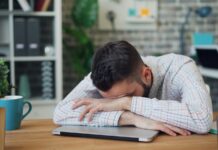 만성피로, 일상 속 작은 변화로 극복한다 a man sitting at a desk with his head in his hands