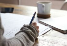 바쁜 일상 속, 내 마음을 지키는 ‘마이크로 멘탈 케어’가 뜬다 person writing on brown wooden table near white ceramic mug