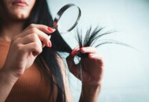 건강한 모발, 생활 속 작은 변화가 열쇠 Woman examining split ends of hair with magnifying glass