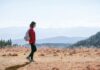직장인 건강 지키는 ‘걷기 챌린지’, 일상 속 움직임으로 활력 UP a man with a backpack walking across a dry grass covered field