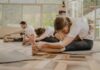 집에서도 쉽게 실천하는 필라테스, 현대인의 건강 트렌드로 주목 a group of people doing yoga in a room