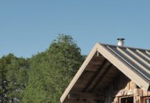 “마음 건강을 위한 ‘디지털 디톡스’…쉽게 시작하는 일상 리셋법” Man sitting on rustic cabin porch in nature.