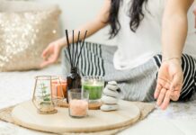 집에서도 쉽게 실천하는 ‘마음챙김 명상’, 일상 속 스트레스 완화법으로 인기 woman in white tank top holding black chopsticks