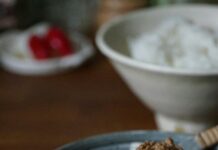장 건강의 열쇠, 우리의 식탁에서 찾다! brown food on white ceramic bowl